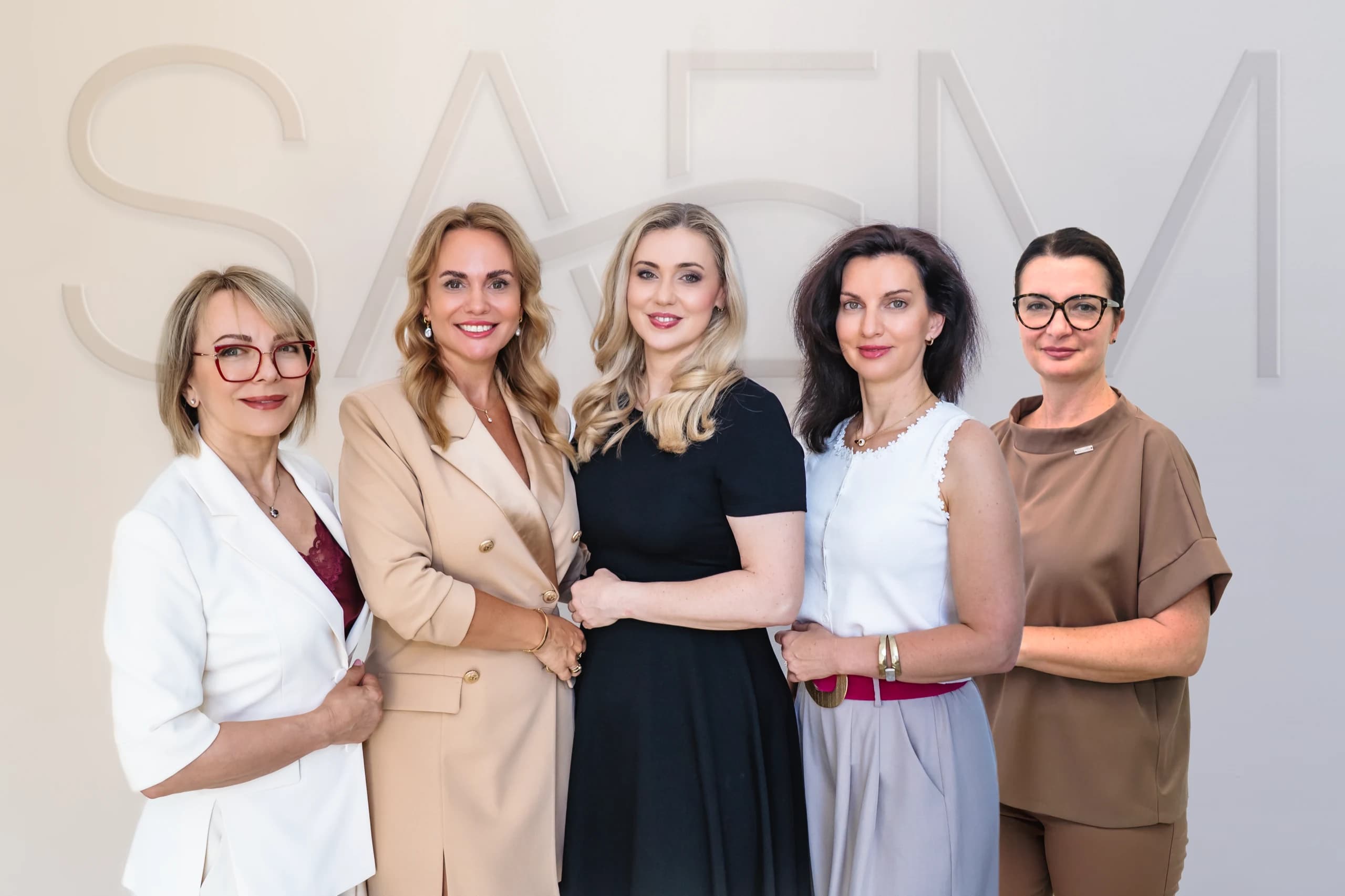 Zakladajúce členky SAEM pred logom asociácie
